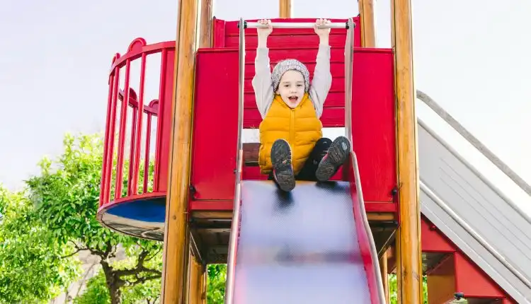 Waspada Main Perosotan Bisa Bikin Cedera Pada Anak