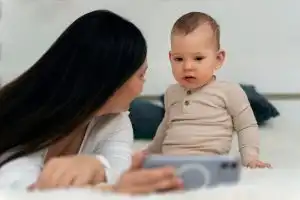 Orang Tua Wajib Ketahui Efek Main HP Di Depan Anak